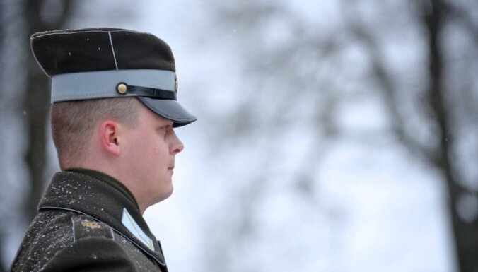 Aukstā laika dēļ noņem karavīru godasardzi pie Brīvības pieminekļa un Rīgas pils