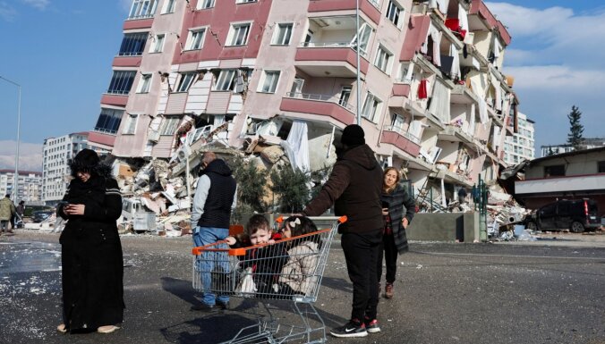 Zemestrīces upuru skaits Turcijā un Sīrijā pārsniedzis 16 000
