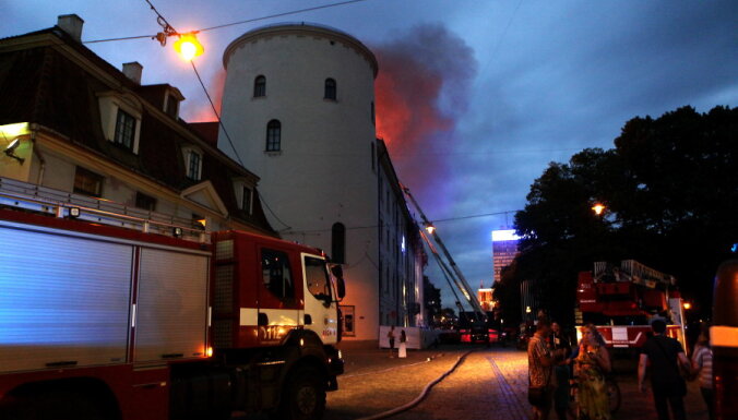Rīgas pils ugunsgrēka krimināllietā viens no apsūdzētajiem izsludināts meklēšanā