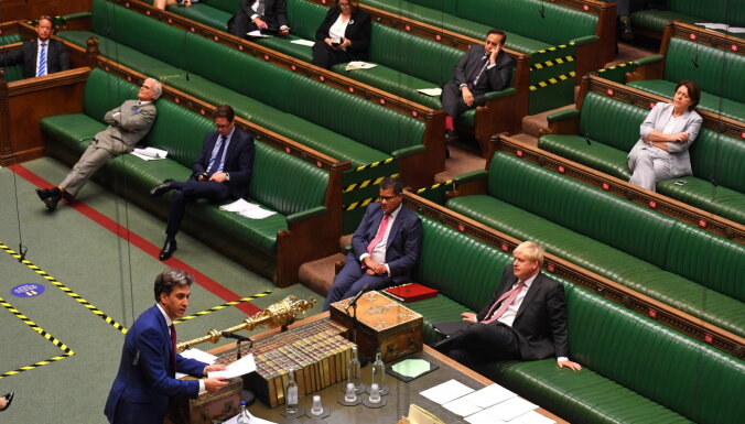 Britu parlaments apstiprina likumprojektu, kas pārkāpj 'Brexit' vienošanos ar ES