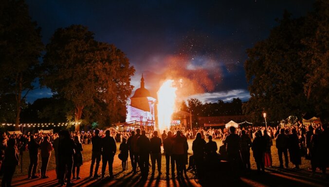 Foto: Ar dejām līdz rītam Valmiermuižā noslēdzies etnomūzikas festivāls