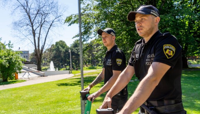 Рижские полицейские начали патрулировать город на электросамокатах