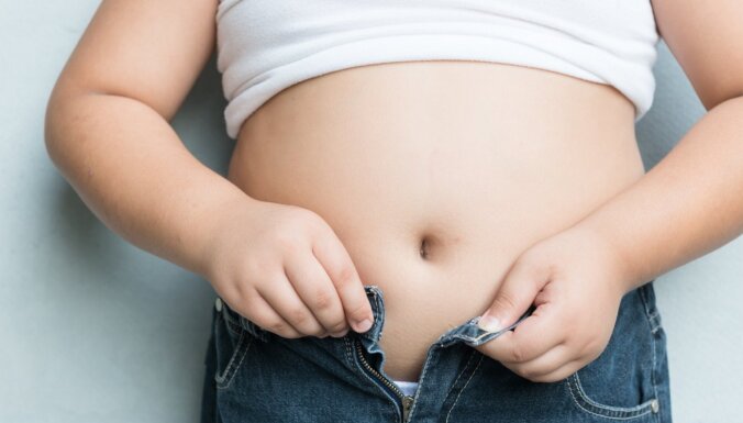Bērni un pusaudži turpina aptaukoties; ārsti uzsver – pandēmijas sekas