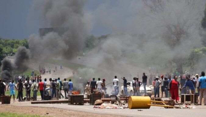 Zimbabvē turpinās protesti, vairāki cilvēki gājuši bojā