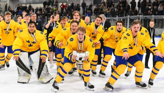 Latvijai apakšgrupā zaudējušie Zviedrijas U-18 hokejisti kļūst par pasaules čempioniem