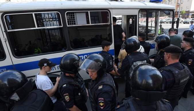 Maskavā opozīcijas protestos aizturēti vairāk nekā 1000 cilvēki