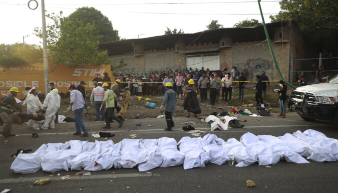 Kravas automašīnas avārijā Meksikā 53 bojāgājušie