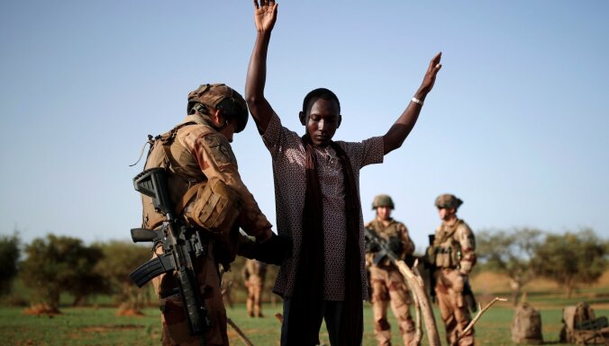Skaisti foto: Francijas un Igaunijas karavīru sūrā ikdiena Mali savannās