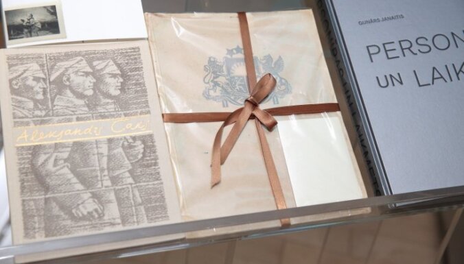 Foto: Ar svinīgiem dāvinājumiem Tautas grāmatu plauktam atklāts Latvijas simtgades gads