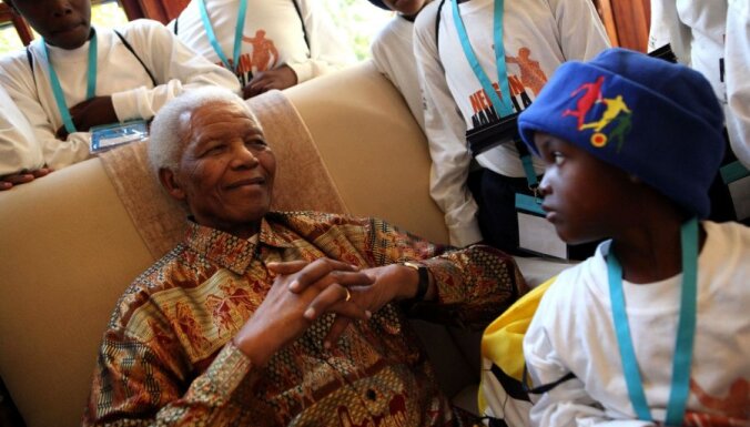 Slimnīcā ievietots bijušais DĀR prezidents Mandela (15:00)