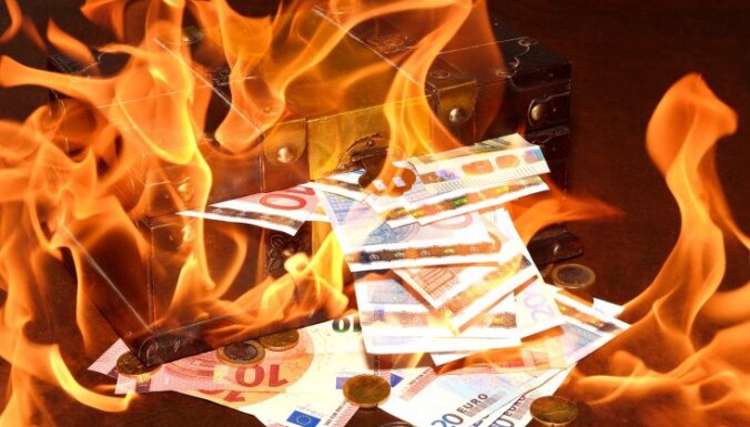Зарплаты учителям повысили до 710 евро, но если оценки плохие — денег не дадут