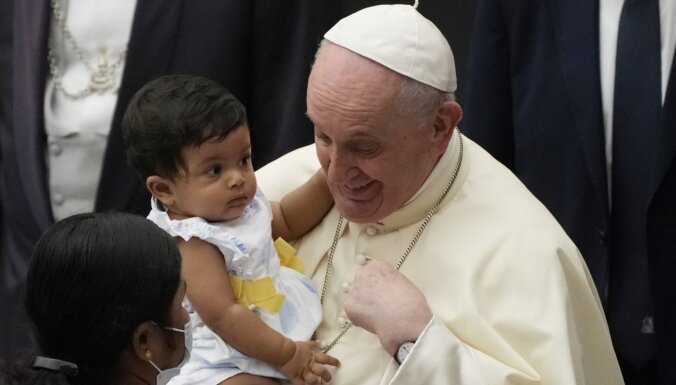 Папа римский призвал поддерживать матерей и защищать женщин