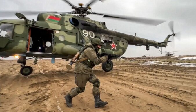 Krievijas karaspēks arī pēc mācībām paliks Baltkrievijā; veiks 'kaujas gatavības pārbaudi'