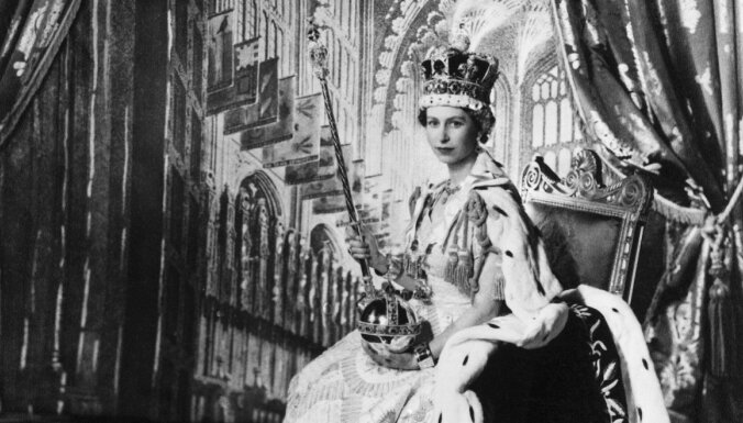 ФОТО: Памяти Елизаветы II. Лучшие портреты королевы - от сказочной эстетики до панк-рока