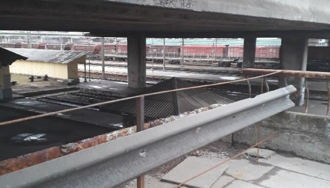 Zemitāna tilta kāpnes palikušas bez margām; Rīgas dome mierina – tās demontētas