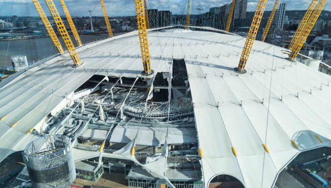 Шторм "Юнис" в Великобритании: есть жертвы, в Лондоне поврежден купол O2 Arena