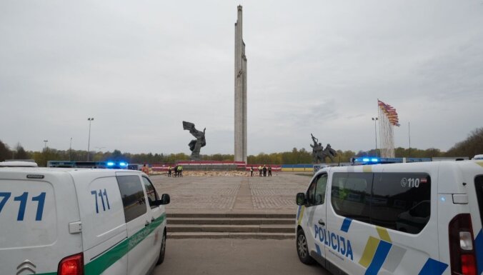 "Толерантности нет": Полиция перекрыла доступ к Памятнику освободителям в Риге