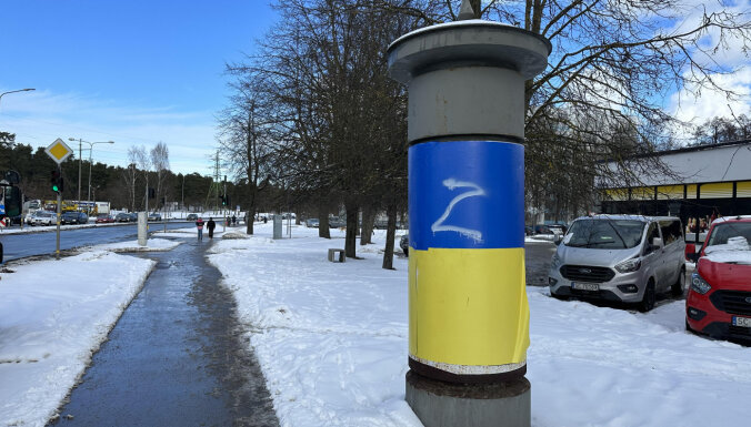 Foto: Imantā uz Ukrainas karoga plakāta uzķēpāts burts 'Z'; pavisam Rīgā mainīti 50 plakāti