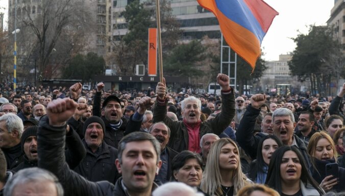 Требующие отставки Пашиняна ворвались в здание правительства