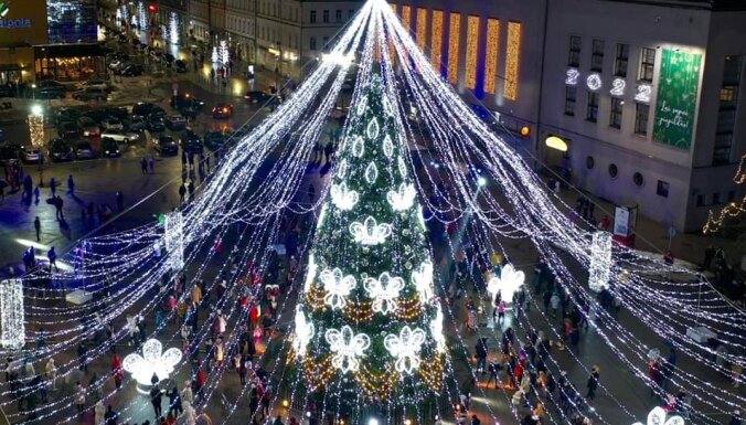 В Даугавпилсе установили Рождественскую ель под световым куполом