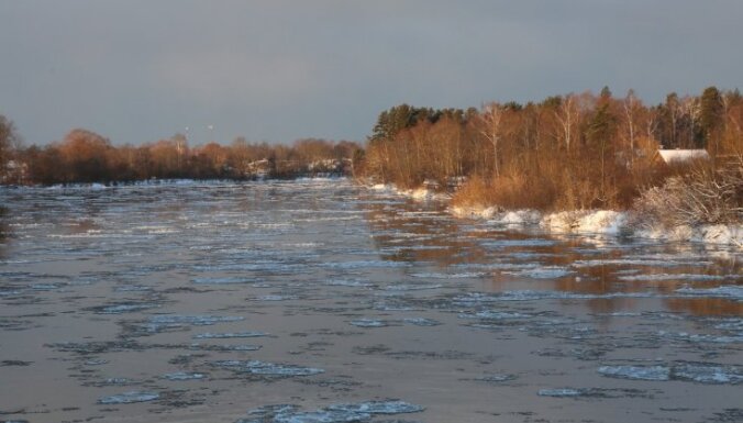 Carnikavas, Krustpils un Pļaviņu apkārtnē plūdu risku dēļ izsludina oranžo brīdinājumu