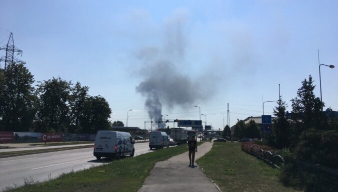 На ул. Крустпилс горели покрышки, дизельное топливо и контейнеры: движение восстановлено