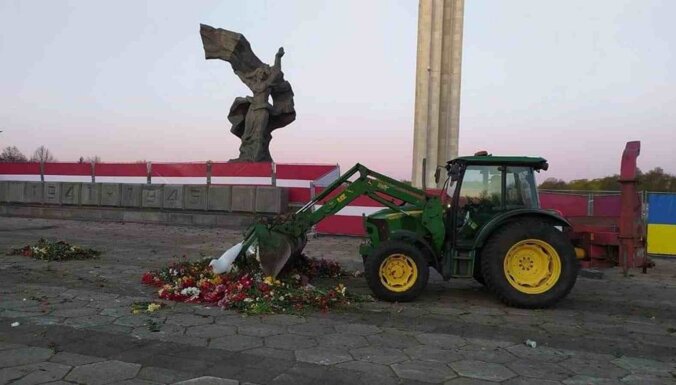 Цветы у Памятника освободителям убрали трактором, Стакис оценил оперативность