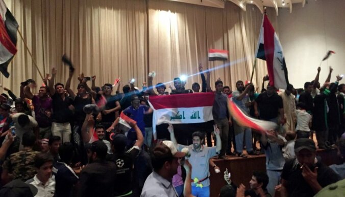 Protestētāji Bagdādē ielaužas 'Zaļajā zonā' un izdemolē parlamentu