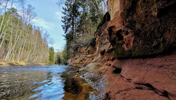 Septiņas skaistas pastaigu takas, kas vijas gar Latvijas upēm