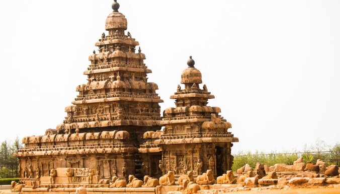 Klintīs grebti un simtiem skulptūru rotāti tempļi Indijas reģionā Tamilnadu