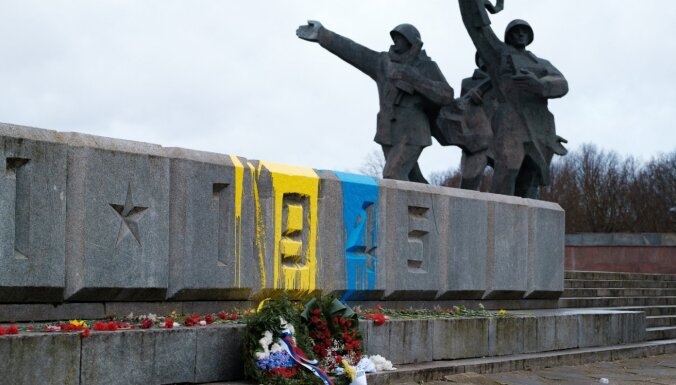 Ночью неизвестные облили желтой и голубой краской памятник освободителям Риги (ДОПОЛНЕНО)