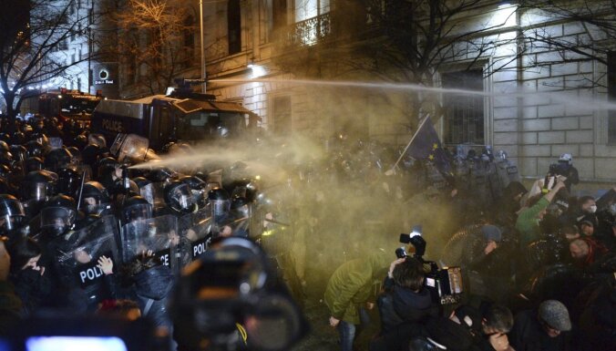 Foto: Gruzijā turpinās protesti pret 'ārvalstu aģentu' likumprojektu