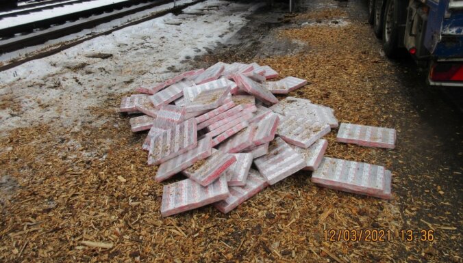 ФОТО. В вагонах со щепой обнаружили 1,2 млн контрабандных сигарет