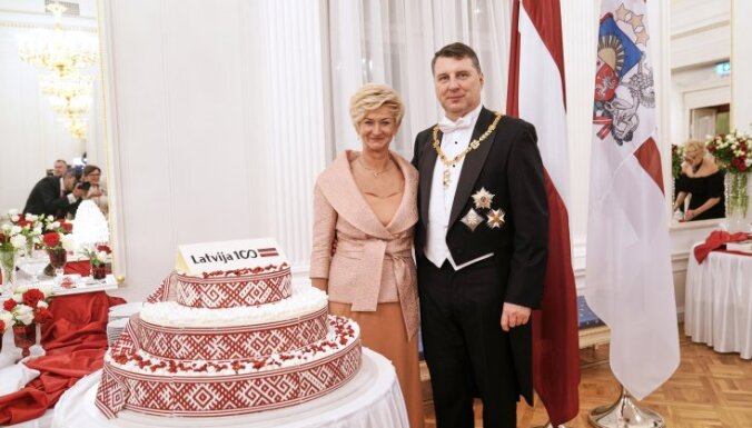 Foto: Vējoņa un viņa kundzes stils Latvijas simtgades svinībās pilī