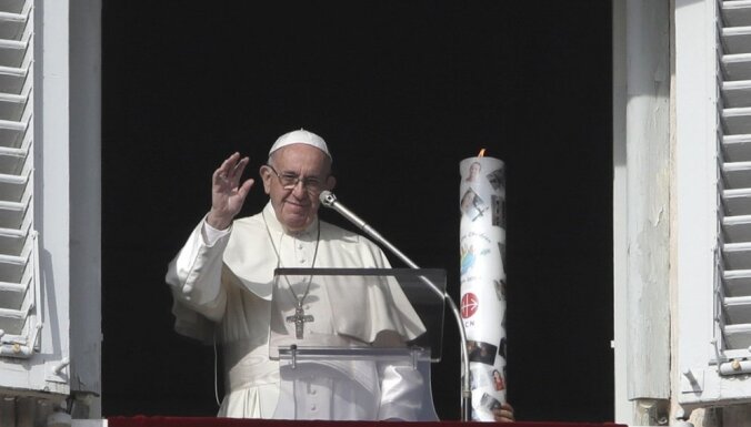 Папа римский застрял в лифте и опоздал на воскресную проповедь