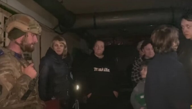 Pusotru mēnesi bez saules gaismas. Video no ‘Azovstaļ’ bunkura Mariupolē