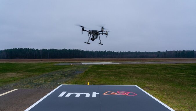 Kariņš demonstrē 5G iespējas un 'paceļ gaisā' dronu virs Ādažiem, pats atrodoties Rīgas centrā