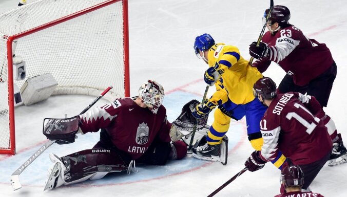 Latvijas hokejistu pēdējās cerības mačs - pret čempioni Zviedriju