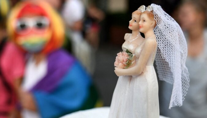 Daudzas viendzimuma pāru ģimenes varētu sakārtot attiecības tiesas ceļā, prognozē Lībiņa-Egnere