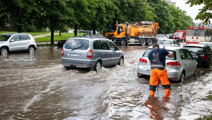 ФОТО. На Вильнюс обрушился ливень: улицы затоплены, на дорогах — заторы