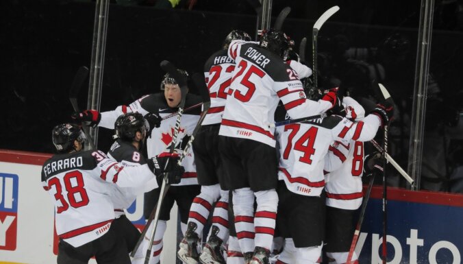 Kanādas jaunie hokejisti pēc Stečera meistarstiķa papildlaikā pārsteidz KOK vienību
