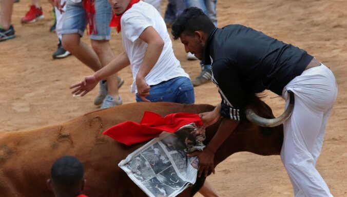 Video: Trešajā Pamplonas festivāla vēršu skrējienā četri ievainotie