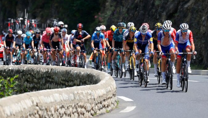Sporta zinātne: cik 'bigmakus' kalorijās nodedzina 'Tour de France' uzvarētājs