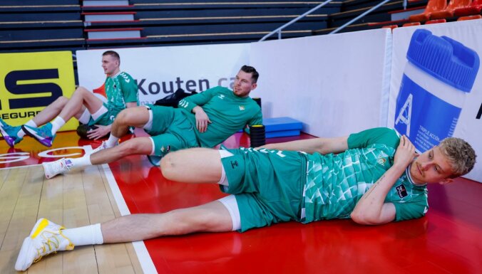 Bertāns un Pasečņiks kopā gūst 17 punktus spēlē pret Šteinbergu