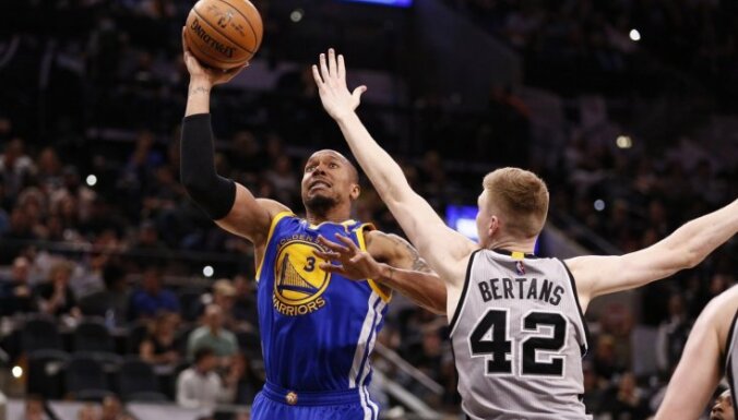 Bertāns iemet 13 punktus 'Spurs' drošā uzvarā NBA līdervienību spēlē
