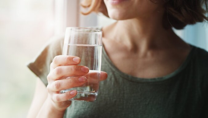 Ни один крем, серум или сыворотка не помогут, если вы забываете пить воду