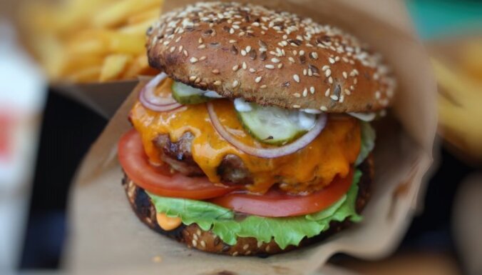 Foto: Ieskats burgeru cienītāju festivālā Doma laukumā
