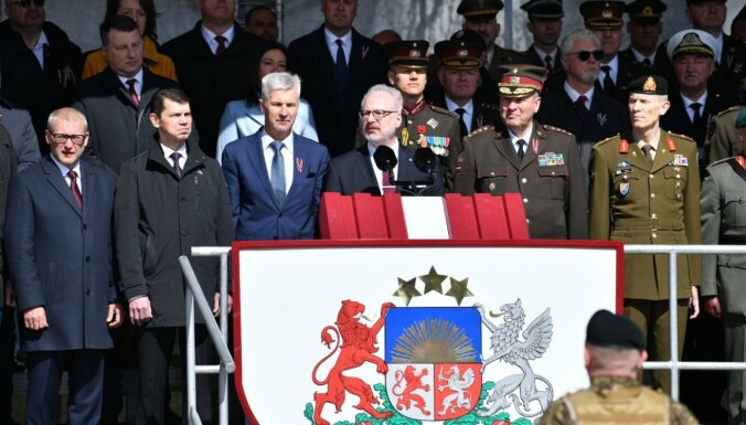 Levits pateicas Latvijas aizsardzības spēkiem par profesionalitāti un disciplīnu