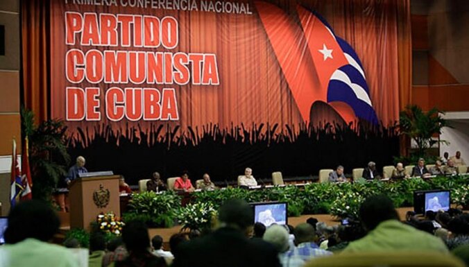Rauls Kastro aizstāv vienpartijas sistēmu Kubā