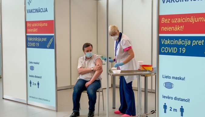 Video: turpinās valsts augstāko amatpersonu un bijušo prezidentu vakcinācija pret Covid-19